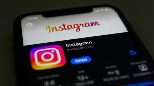 Afbeelding van een mobiele telefoon waar Instagram op geopend is.