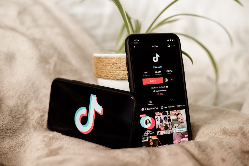 Afbeelding van mobiele telefoons waar een Influencer account wordt getoond.